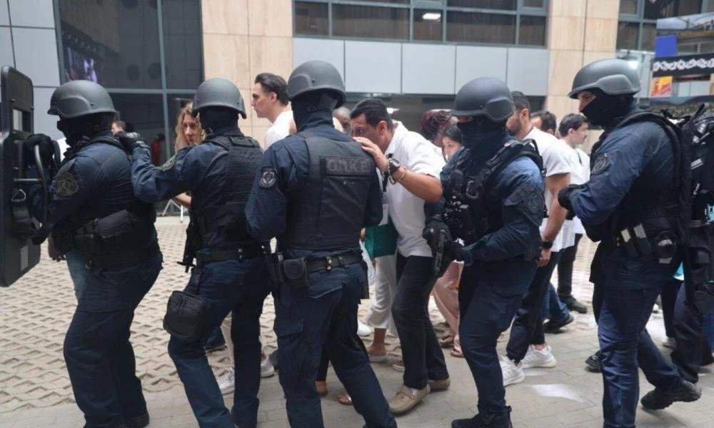 Υπ. Μετανάστευσης: Έφοδος της ΟΠΚΕ και συλλήψεις σε μεγάλη διεθνή άσκηση για το trafficking
